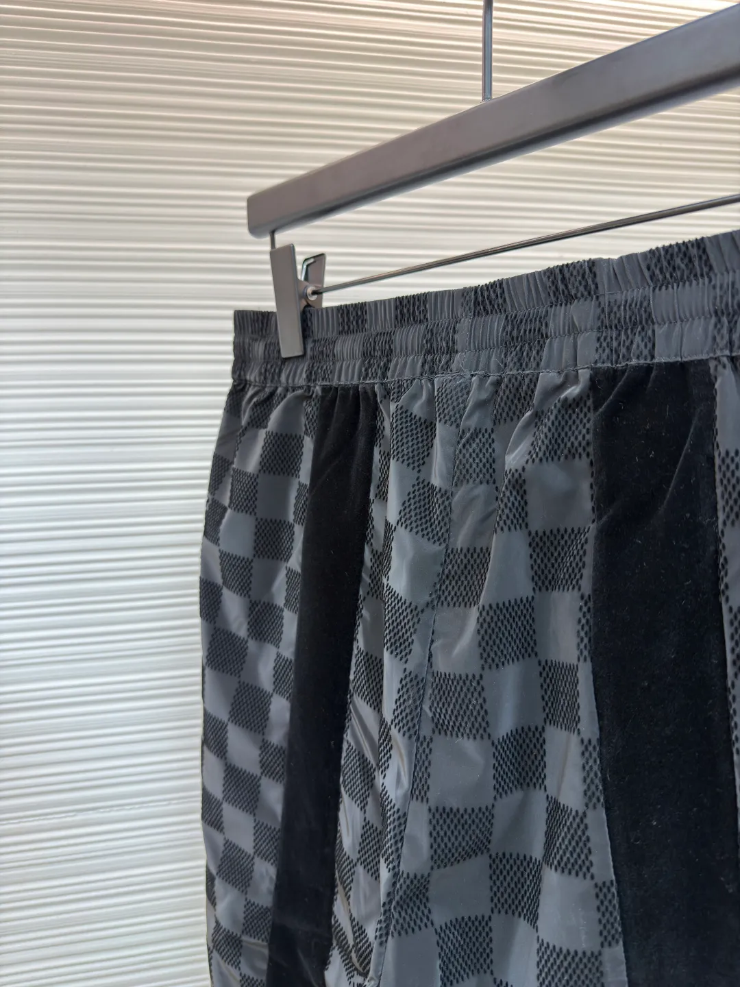 LOUIS VUITTON Checkerboard flocked trousers ●Original version: Purchased and developed by 18487 ●Item number: 1681045-B45 ●Fabric: flocked matte fabric ●Technology: jacquard production ●Version: fitted version ●Weight: about 335 grams ●Size: S-M-L-XL ●Description: Made of flocked matte Damier pattern integrated into Marque L.Vuitton Désée Logo, velvet ribbons with rich texture levels, the overall routing is straight and delicate, the fabrics are comfortable and soft, and the colors are consistent with no color difference. It can be matched with the same style to create a fashionable look and control various occasions. Customized accessories, complete with three labels, same style for men and women!